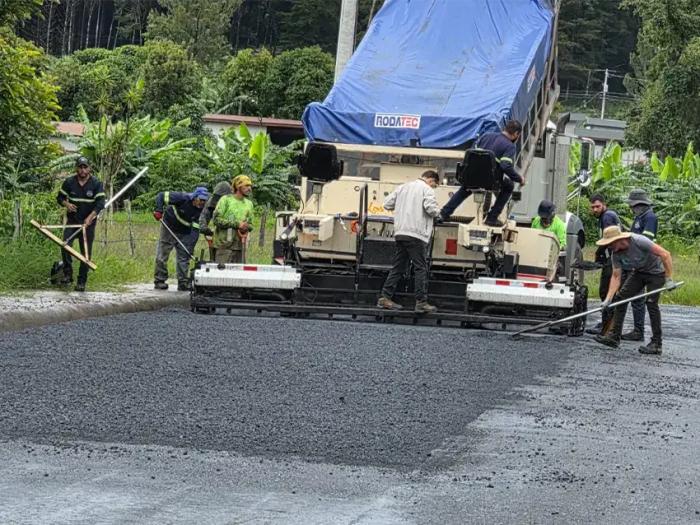 Aplicación y extendido de mezcla asfáltica en caliente con pavimentadora y personal técnico especial