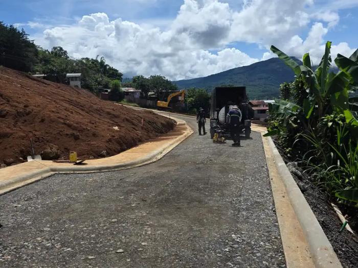 Preparación de base, conformación de terreno y construcción de cordón y caño previo al asfaltado de 