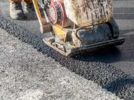 Imagen de compactadora en pavimento